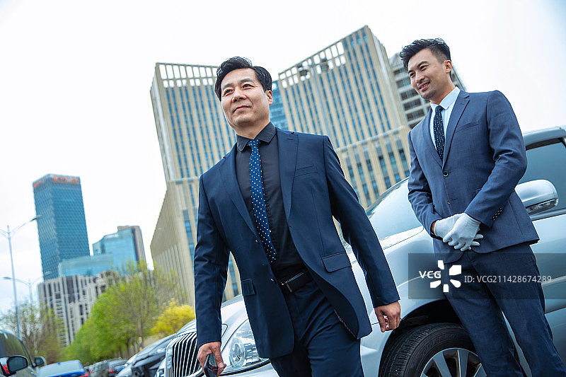 站着汽车旁的商务男士图片素材