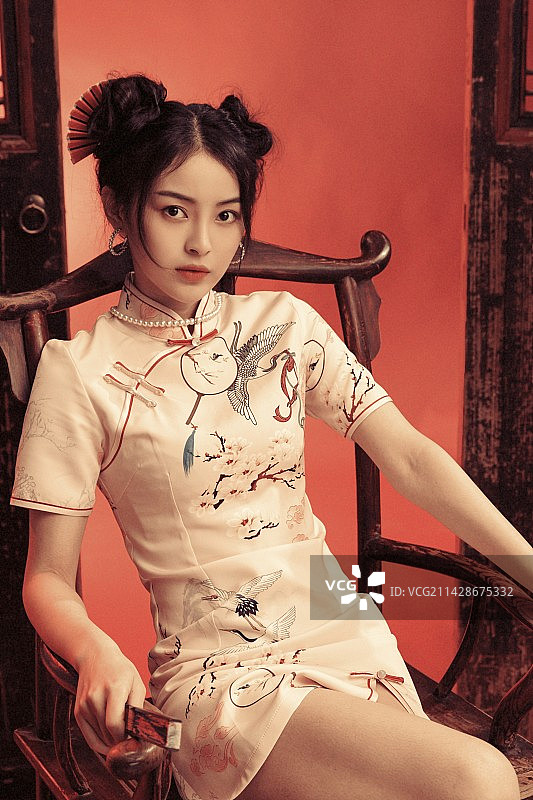 坐在椅子上的国风美少女图片素材