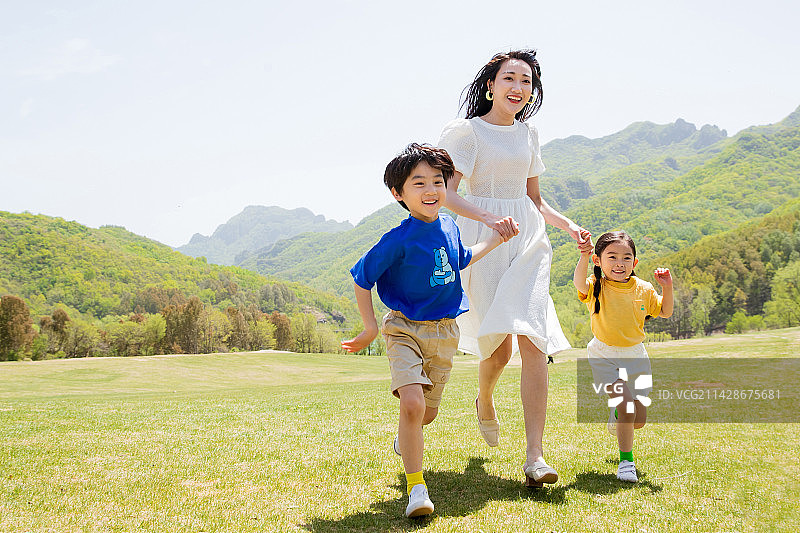 年轻妈妈带着孩子们郊游图片素材