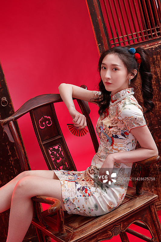 坐在椅子上的国风美少女图片素材