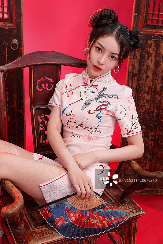 坐在椅子上冷艳的国风美少女图片素材