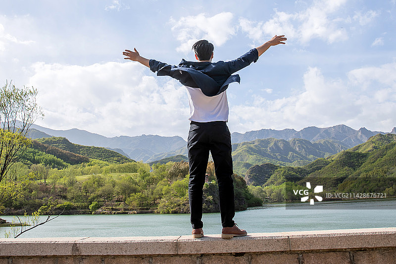 站在山上的青年男子图片素材