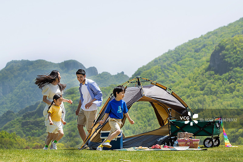 欢乐家庭在户外郊游图片素材