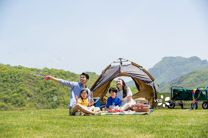 欢乐家庭在郊外玩耍图片素材