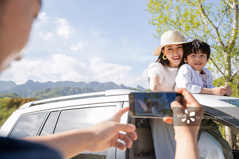 一家三口用手机拍照图片素材