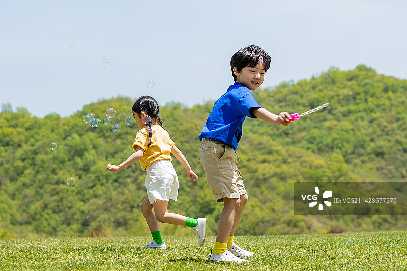 快乐儿童在草地上玩耍图片素材