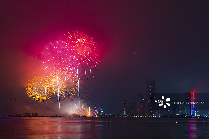 广州南沙区灵山岛尖元宵节烟花表演 火树银花耀湾区图片素材