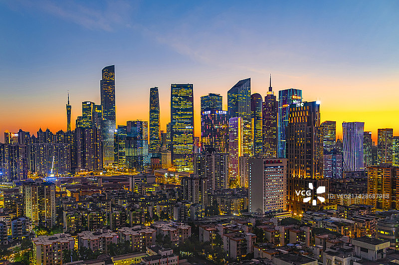 广州天河区俯瞰珠江新城天际线夜景 华灯初上图片素材