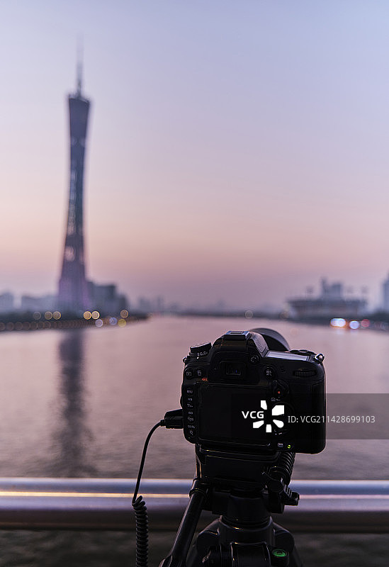 广州珠江猎德大桥上相机拍摄广州塔夕阳晚霞图片素材