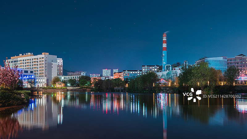 城市风光夜景和水中倒影图片素材