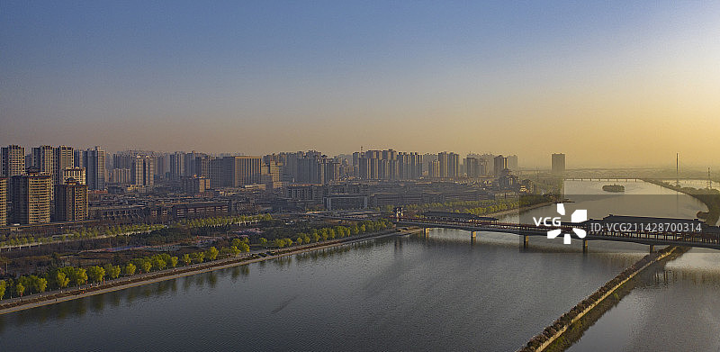 春天里的廊桥图片素材