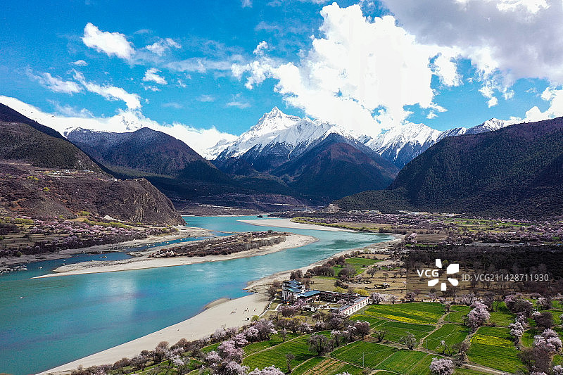 春天的雅鲁藏布江大峡谷和桃花花海的航拍风光图片素材