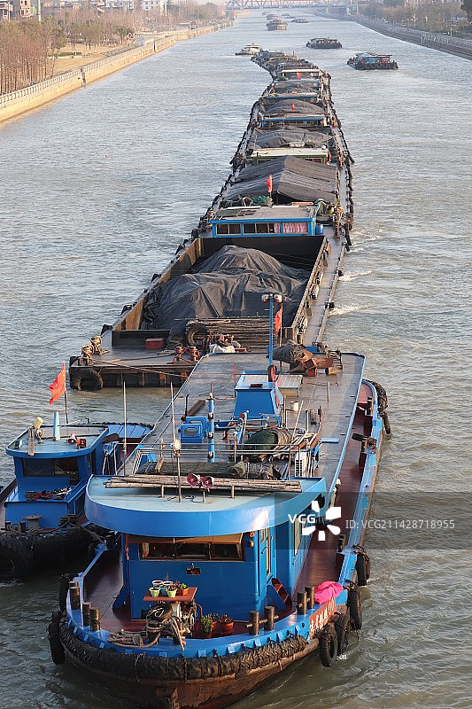 京杭大运河上的轮船一条龙图片素材