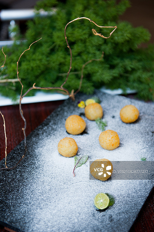 油炸糯米丸子图片素材