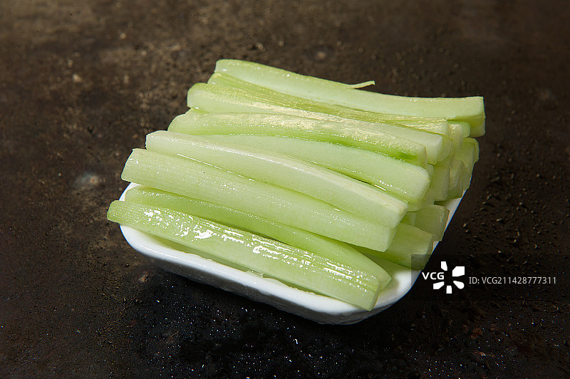 北京烤鸭必备食材黄瓜葱丝酱料图片素材