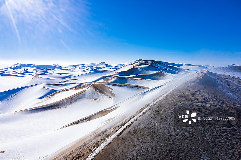 雪后沙漠冰雪融化蒸发图片素材