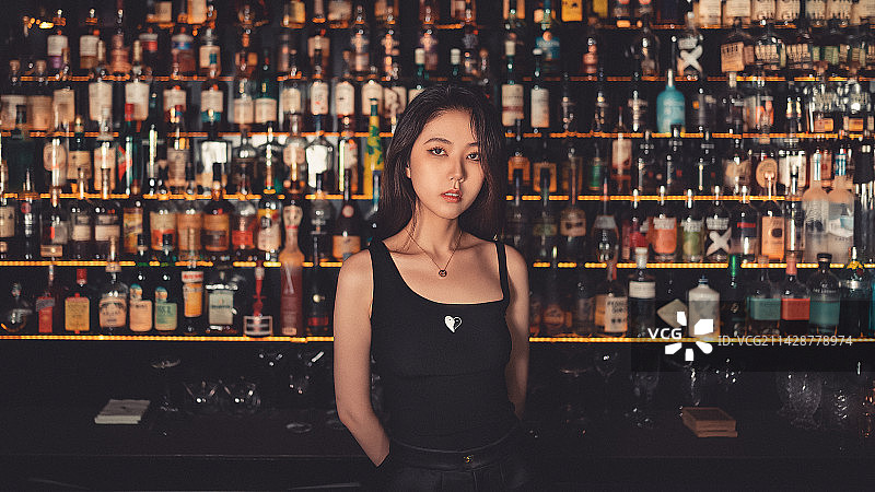 酒吧女郎（横版壁纸）图片素材
