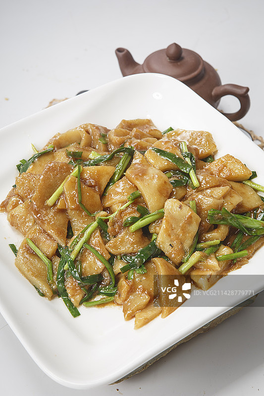白色瓷盘装的韭菜炒粉饹馇图片素材