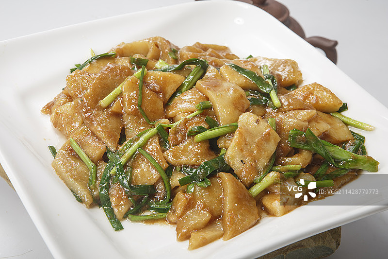 白色瓷盘装的韭菜炒粉饹馇图片素材