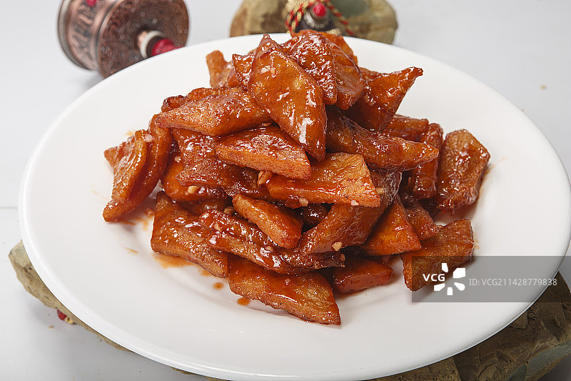 白色圆瓷盘装的糖醋粉饹馇图片素材