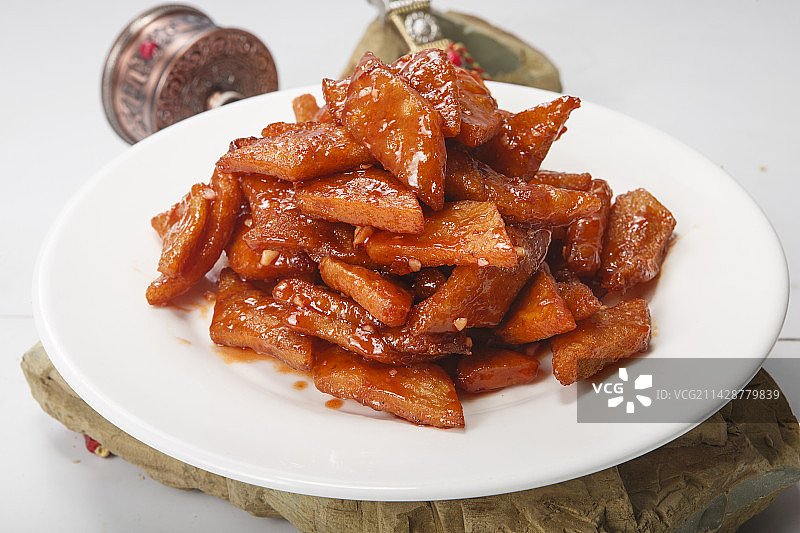 白色圆瓷盘装的糖醋粉饹馇图片素材