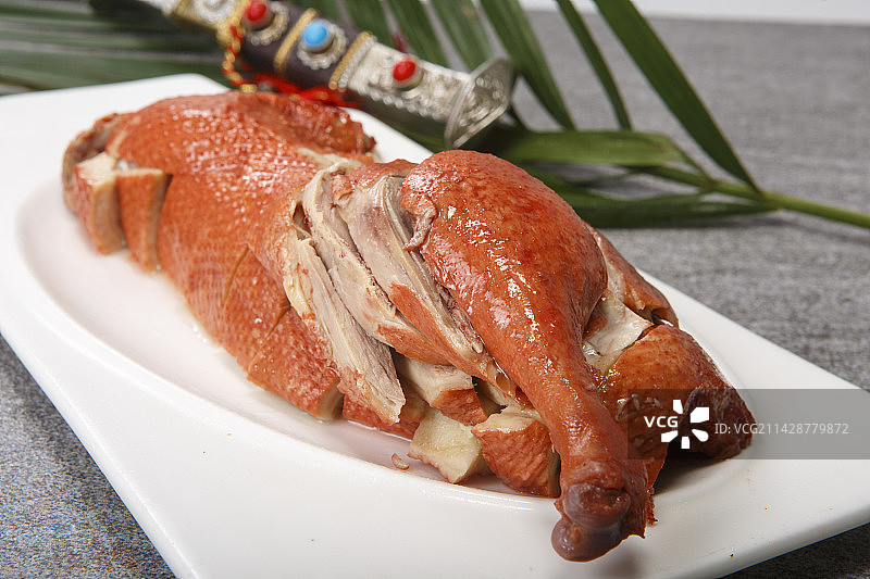 磁盘装的卤味半只鸡图片素材