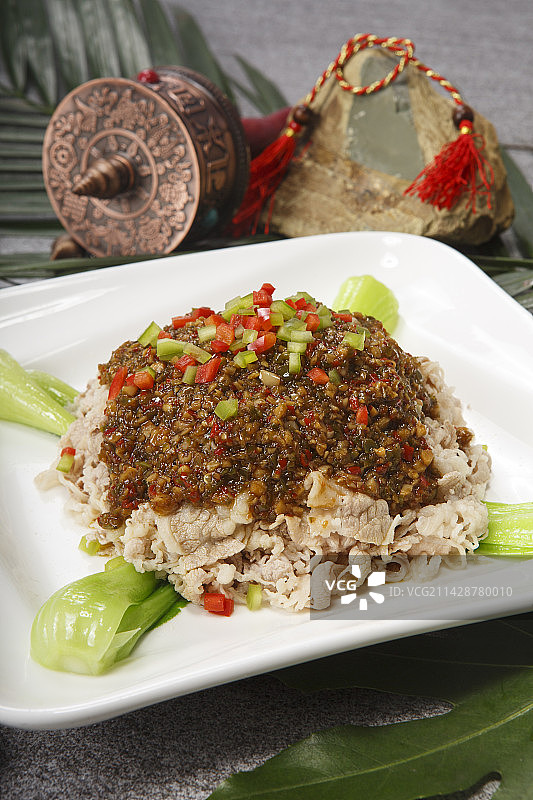 白色瓷盘装的肉沫酸菜盖牛柳图片素材