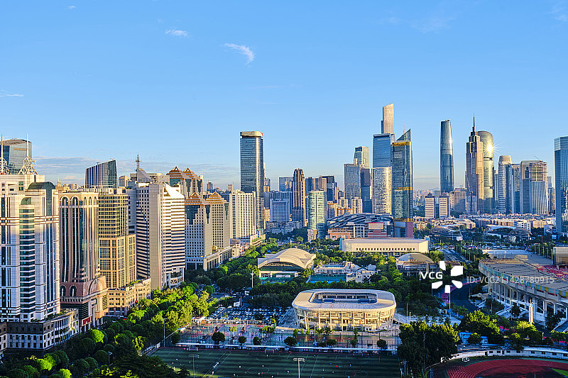 广州天河体育中心与珠江新城CBD摩天大楼图片素材