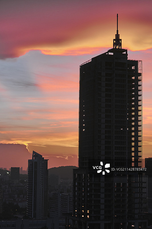 广州夕阳落日晚霞火烧云与城市高楼建筑剪影图片素材