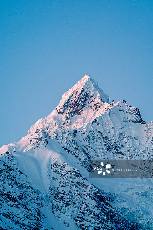 云南梅里雪山缅茨姆峰日照金山图片素材