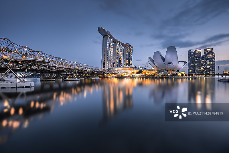 新加坡滨海湾金沙酒店夜景图片素材