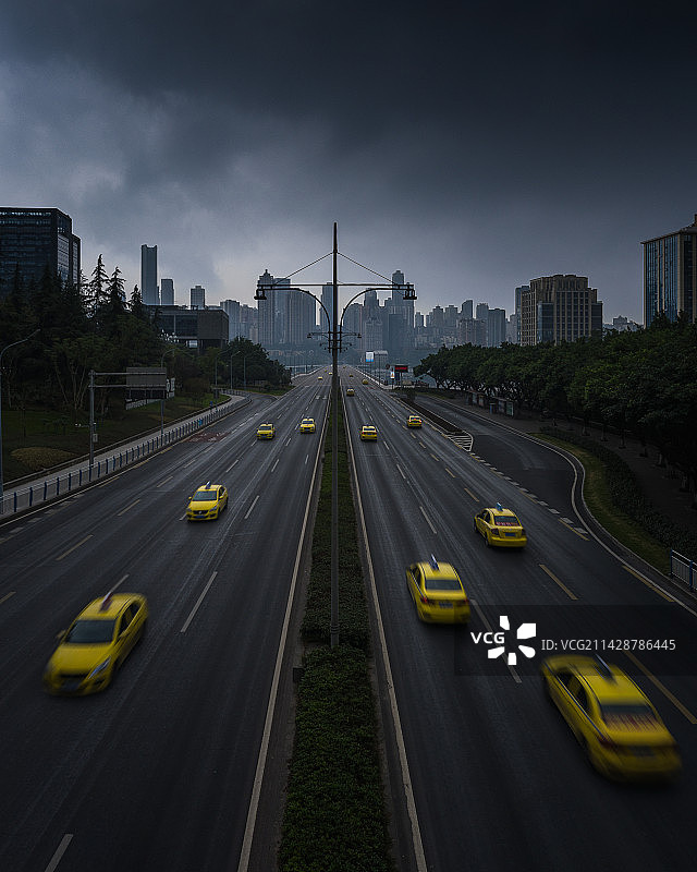 乌云下重庆黄花园大桥上飞奔的出租车图片素材