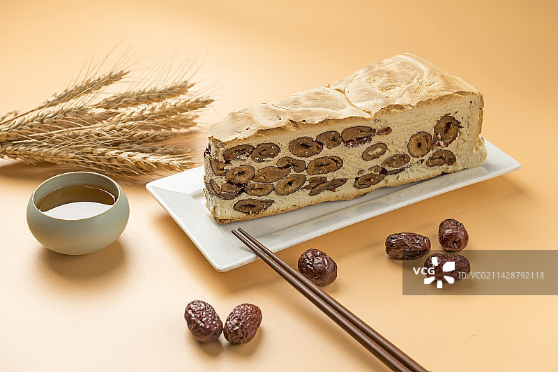 一盘红枣锅饼摆放在桌面上特写图片素材