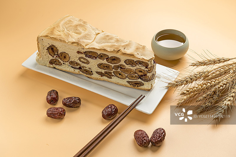 一盘红枣锅饼摆放在桌面上特写图片素材