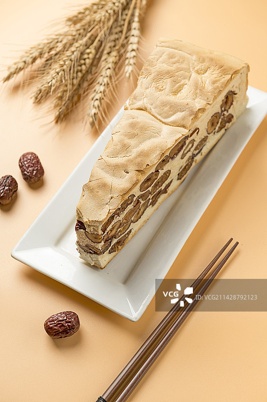 一盘红枣锅饼摆放在桌面上特写图片素材