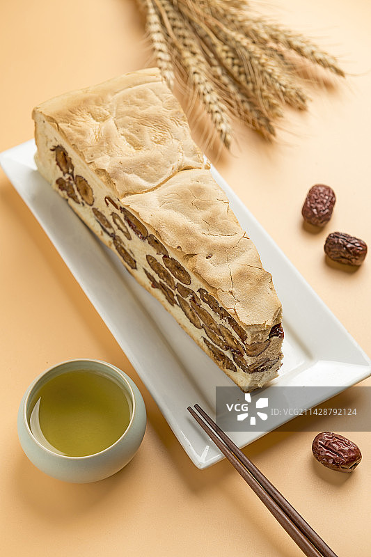 一盘红枣锅饼摆放在桌面上特写图片素材