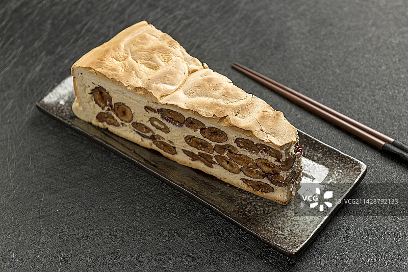 一盘红枣锅饼摆放在桌面上特写图片素材