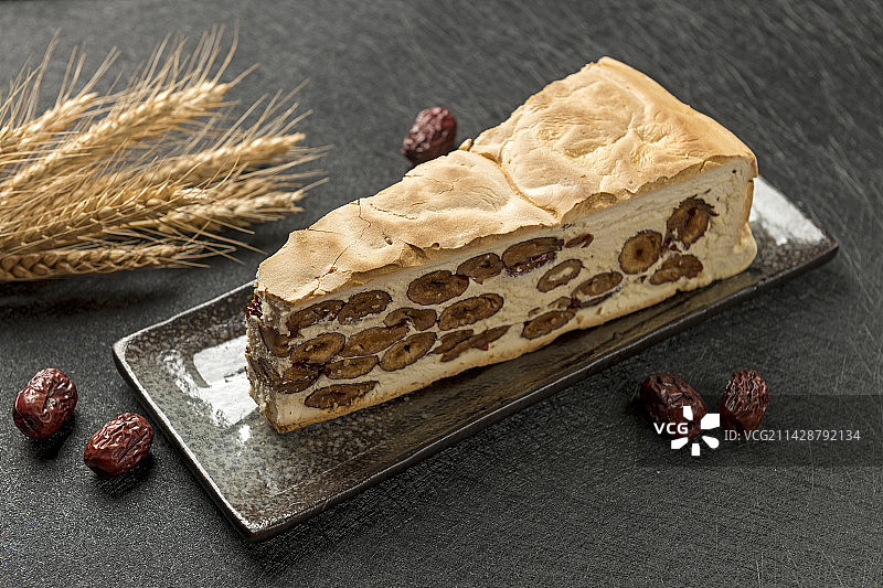 一盘红枣锅饼摆放在桌面上特写图片素材