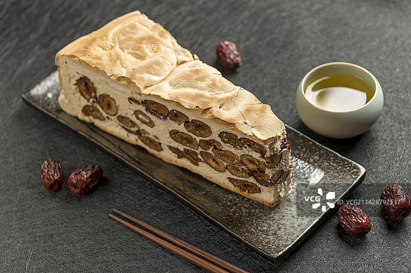 一盘红枣锅饼摆放在桌面上特写图片素材