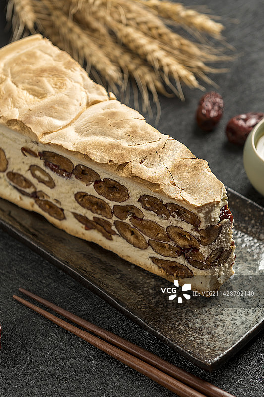 一盘红枣锅饼摆放在桌面上特写图片素材