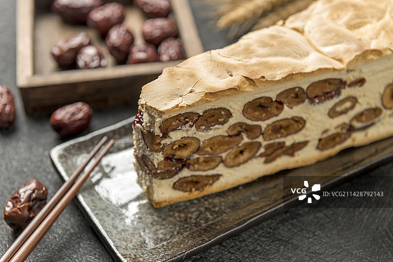 一盘红枣锅饼摆放在桌面上特写图片素材