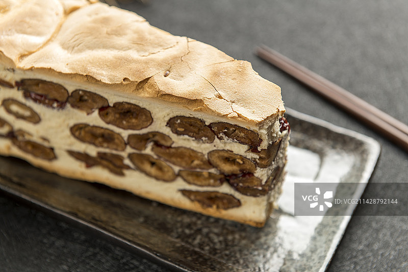 一盘红枣锅饼摆放在桌面上特写图片素材