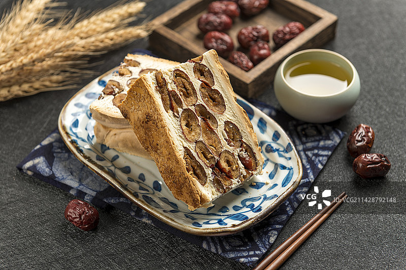 一盘红枣锅饼摆放在桌面上特写图片素材