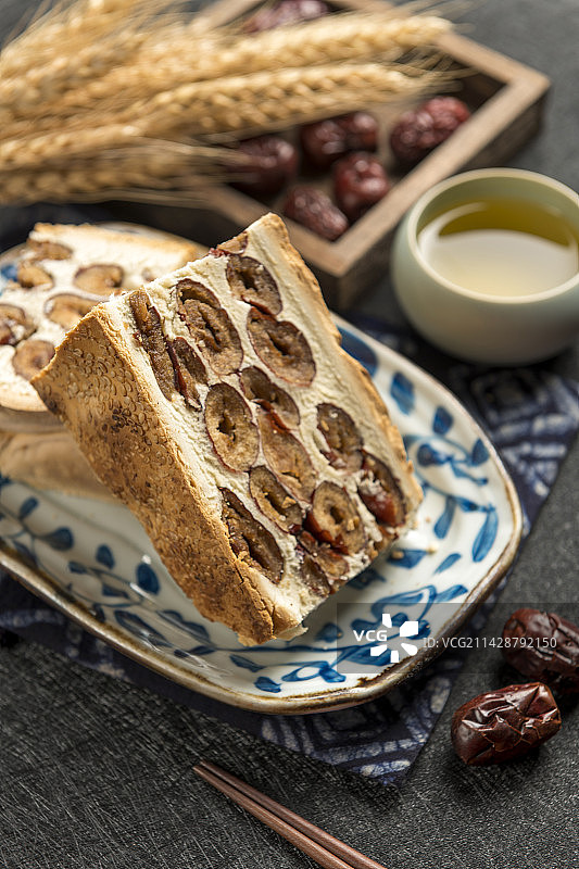 一盘红枣锅饼摆放在桌面上特写图片素材