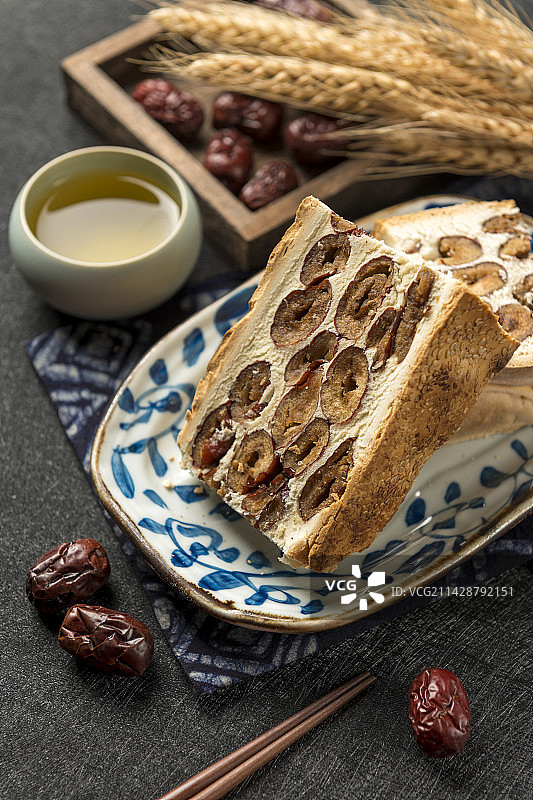 一盘红枣锅饼摆放在桌面上特写图片素材