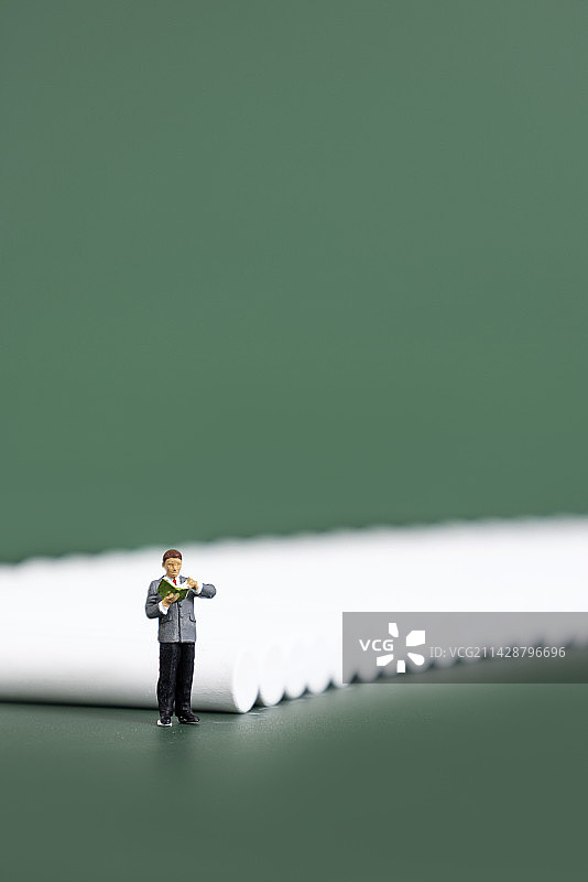 男性教师微缩创意黑板背景图片素材