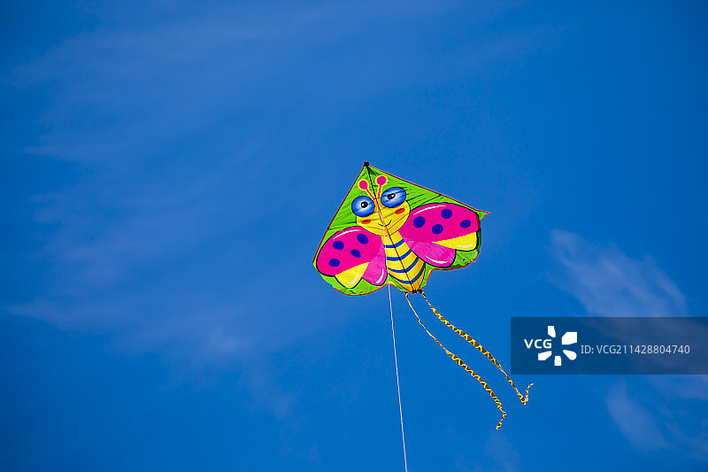 蓝天白云风筝飞图片素材