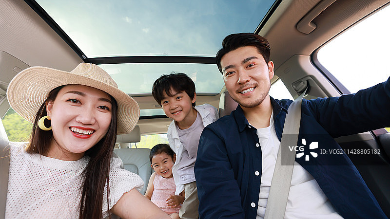 自驾汽车旅行的快乐一家人图片素材