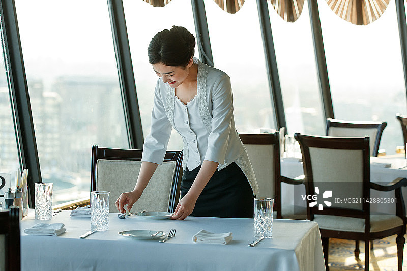 酒店服务人员整理餐具图片素材