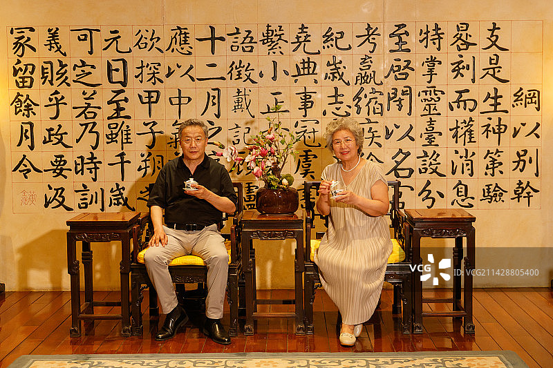 老年夫妇喝茶图片素材